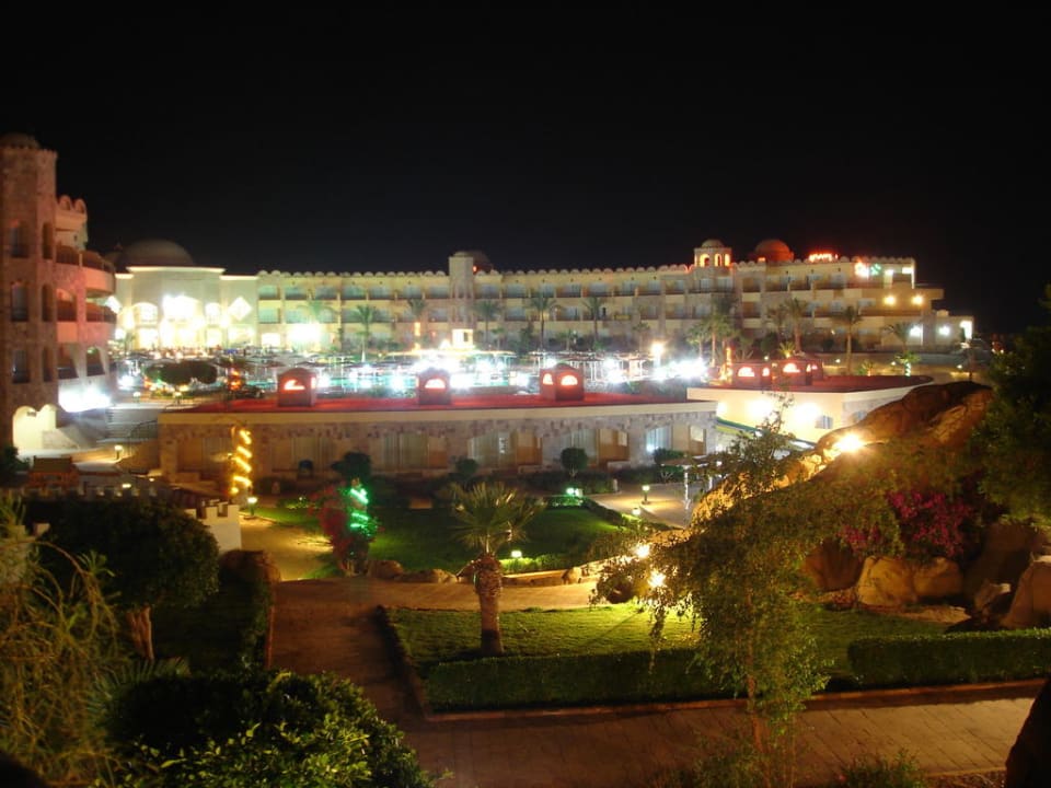 Haupthaus bei Nacht Utopia Beach Club