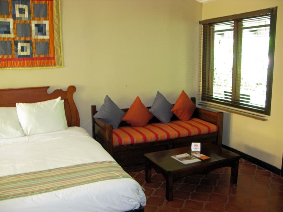 Couch und Couchtisch im Zimmer  Hotel Bahia del Sol
