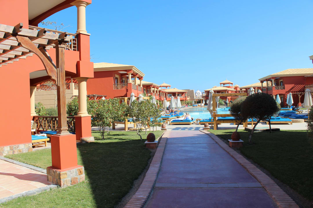 Unser Weg zum beheizten Pool Pickalbatros Alf Leila Wa Leila Resort - Neverland Hurghada