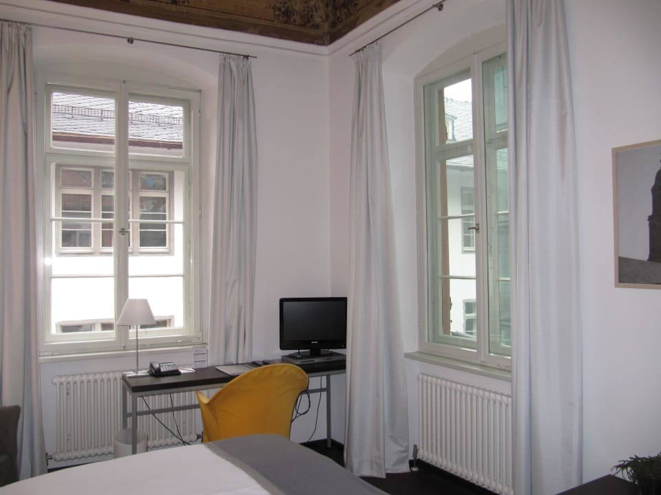 Fenster mit Blick auf die Universitätsbibliothek ARTHotel Heidelberg