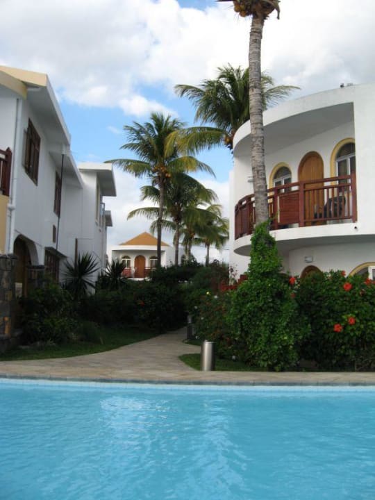 Pool und Blick auf die Anlage  Gold Beach Resort