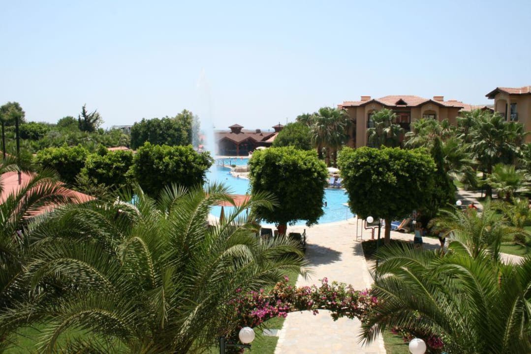 Blick von der Lobby auf den Pool Miramare Queen Hotel
