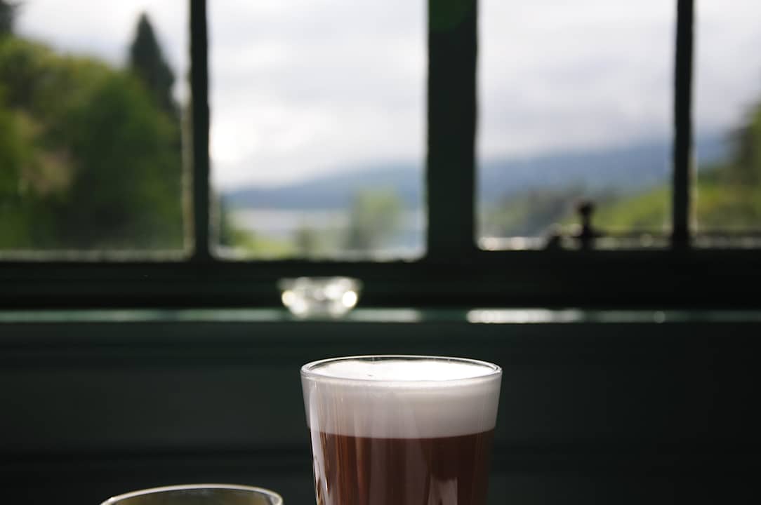 Was ist schöner? Der Caffè Latte oder der Ausblick? Ardanaiseig Hotel