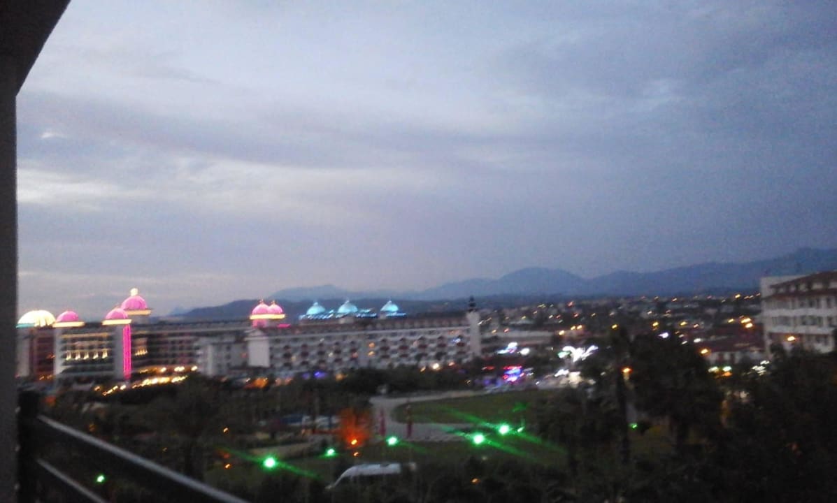 Ausblick bei Nacht Hotel Miramare Beach