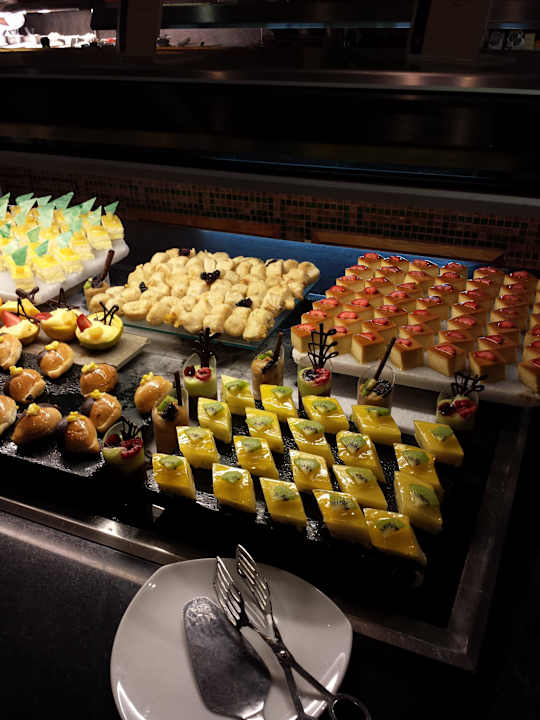 Teil des Nachspeisenbuffet im Hauptrestaurant JOIA Paraiso by Iberostar