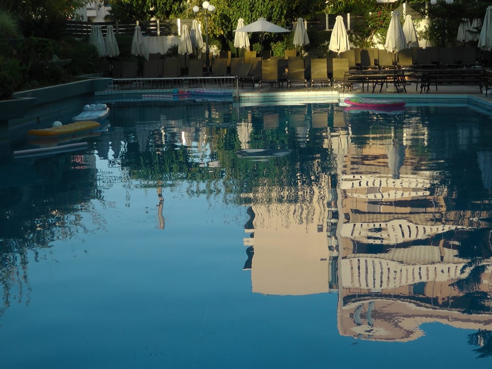 Hauptpool abends Hotel Theartemis Palace