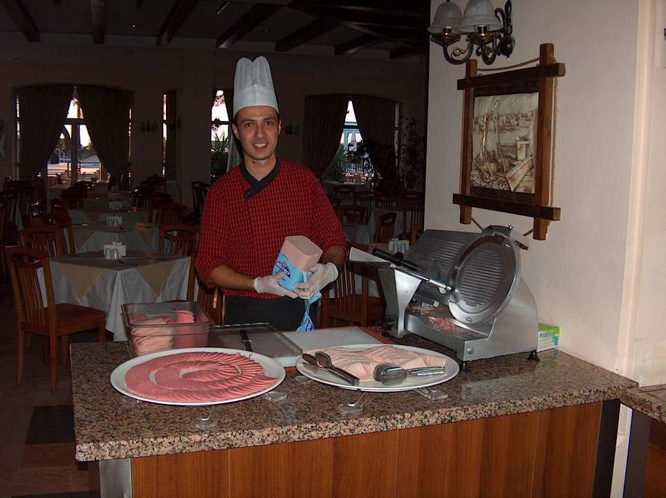 Koch beim Wurstschneiden Kilikya Palace Göynük