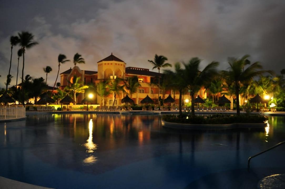 Unser Gebäude in der Nacht Bahia Principe Luxury Ambar