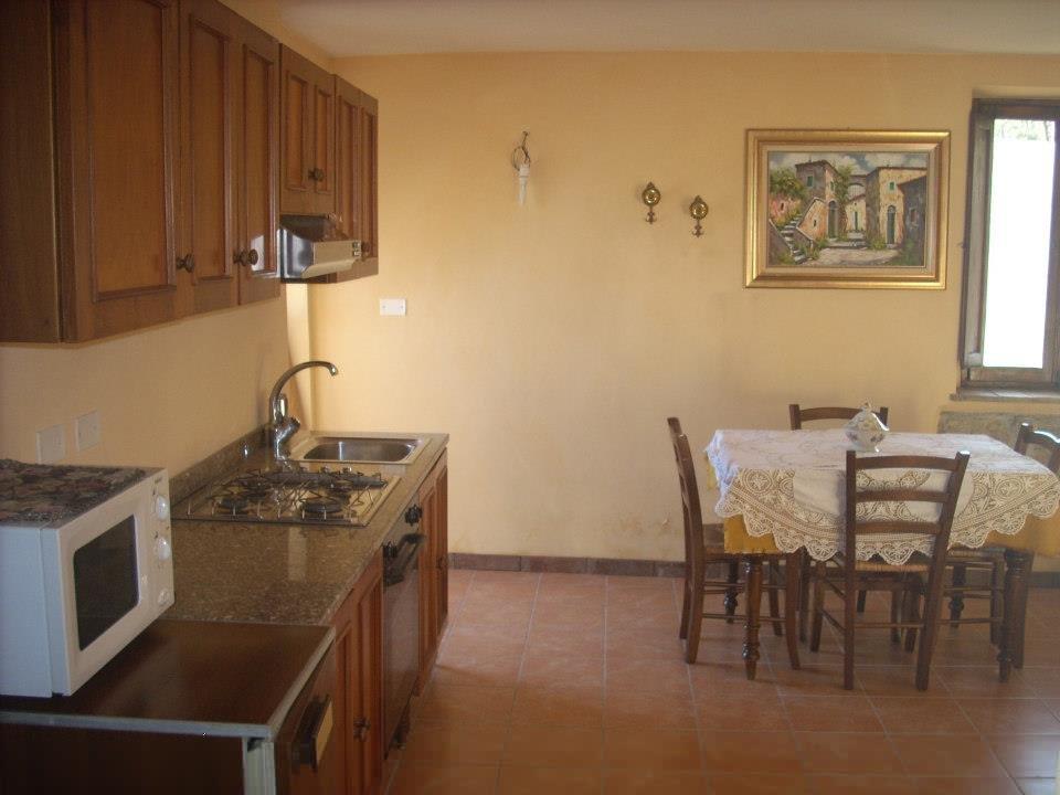 Sala con cucina attrezzata del bilocale B&B Il Cantinoccio