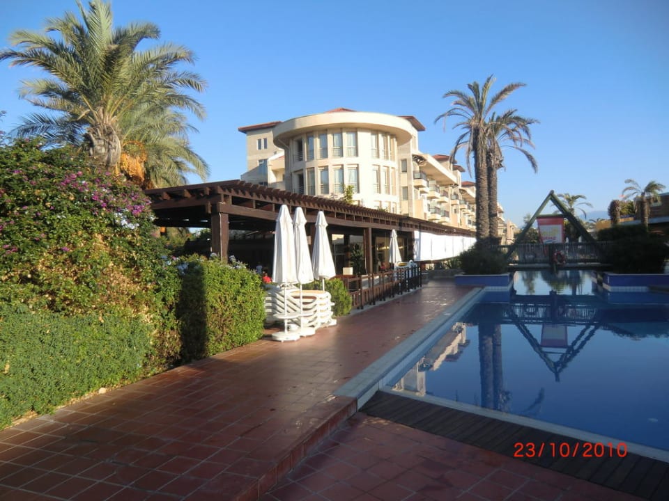 Kleiner Ausschnitt vom Pool und Hotel TUI BLUE Xanthe