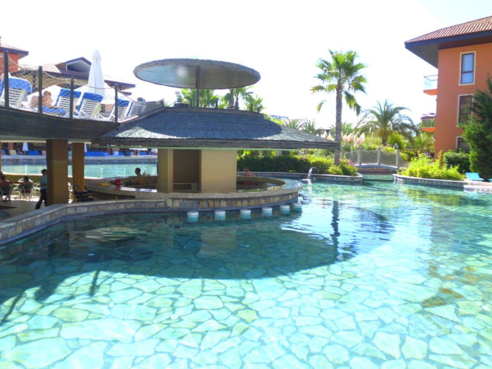 Die tolle Pool-Bar Club Grand Aqua