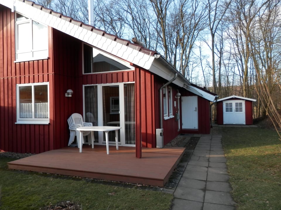 Terrasse, Eingang und Schuppen Ferienhäuser Marx im Ferienpark Extertal