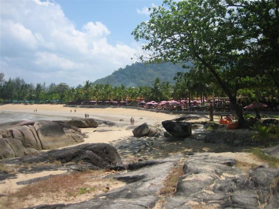 Solche Steine gibt es viele Baan Khaolak Beach Resort