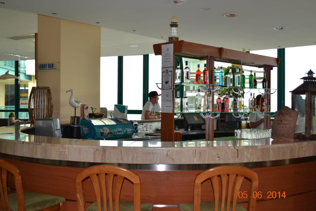 Bar w lobby. Paradise Beach Hotel