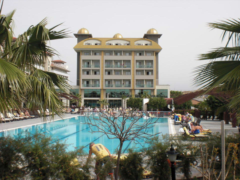 In einem schön angelegten Garten liegt der Pool Aydinbey Kings Palace & Spa