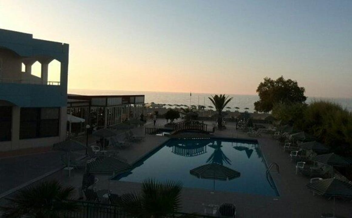 Sonnenuntergang über dem Hotelpool Hotel Kathrin Beach