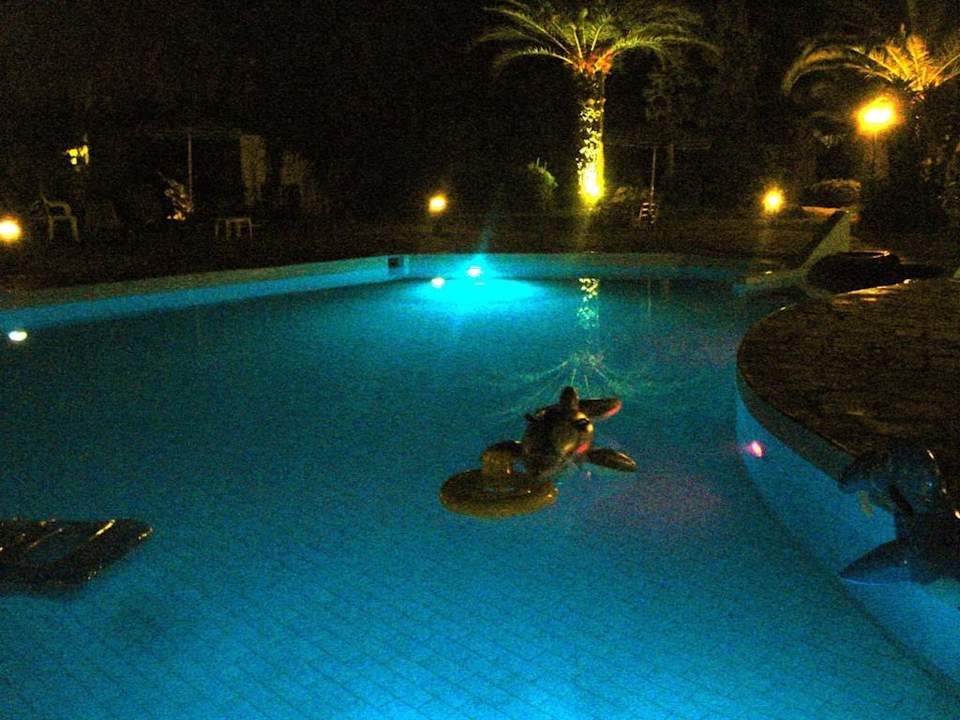 Nächtliche Poolumgebung Hotel Eleni Village