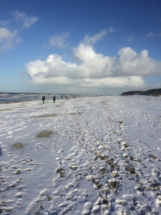 Schnee am Strand auf dem Sand Strandhotel Georgshöhe