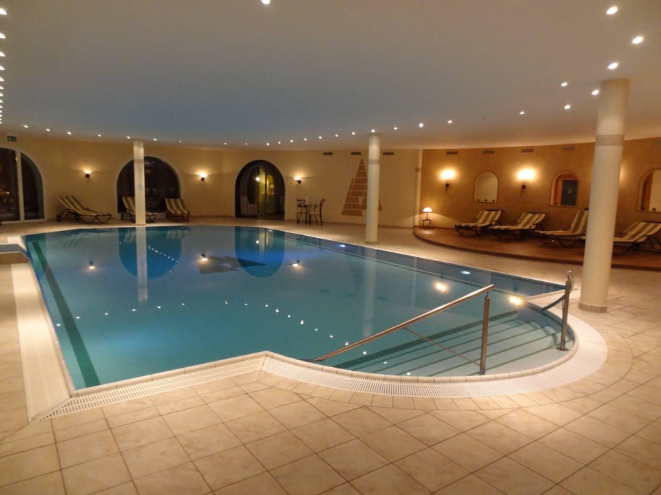 Der Pool das Schmuckstück vom Spa Waldhotel Doldenhorn & Landgasthof Ruedihus