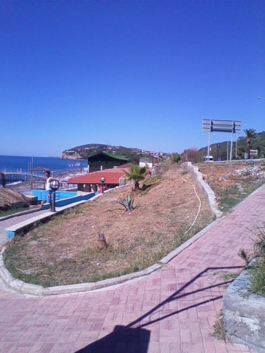 По дороге на пляж Club Hotel Anjeliq