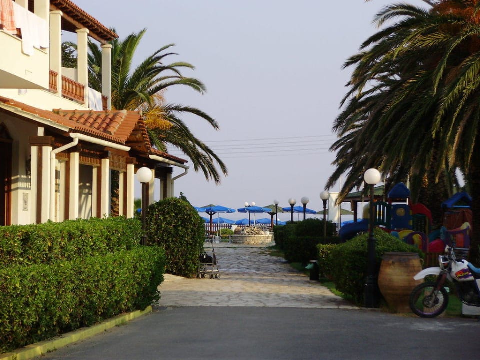 Zugang zum Haupthaus und zum Pool Acharavi Beach Hotel
