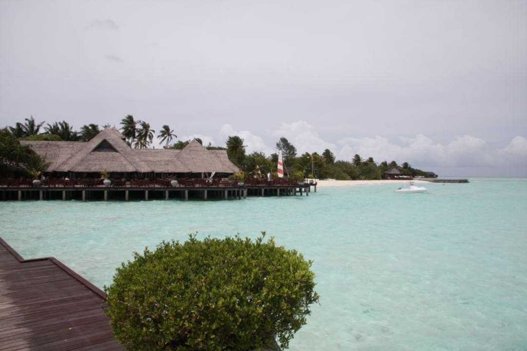 Blick vom Steg auf Restaurant und Strand Sun Siyam Olhuveli