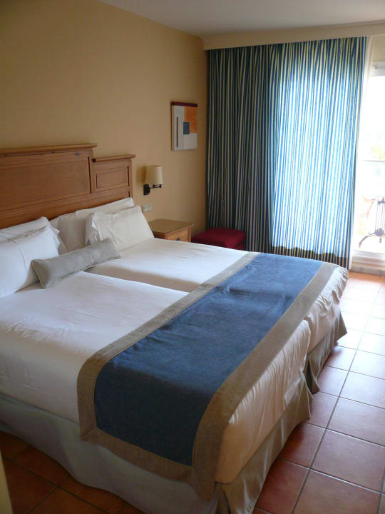 Tolles Bett im Zimmer Fuerte Conil-Resort