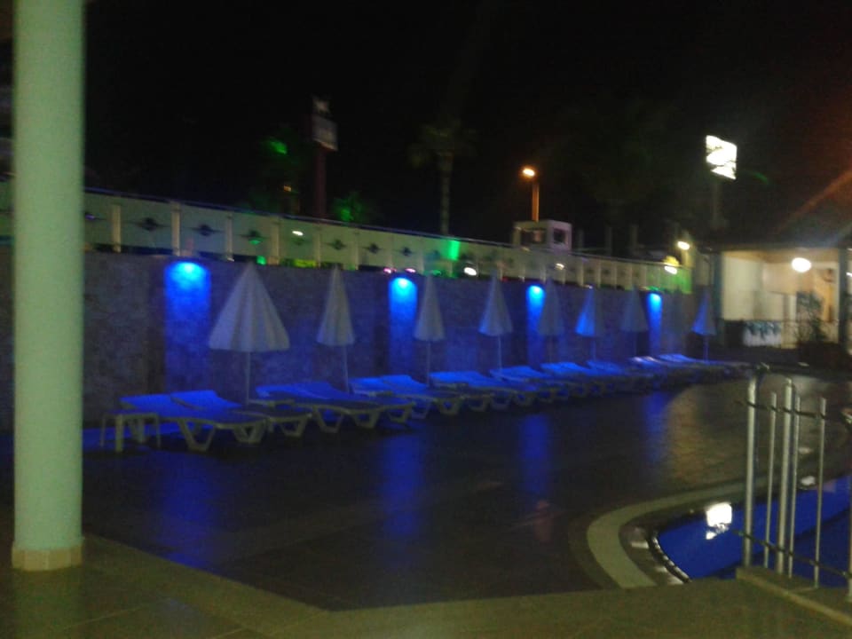 Liegen am Pool abends Club Hotel Mirabell