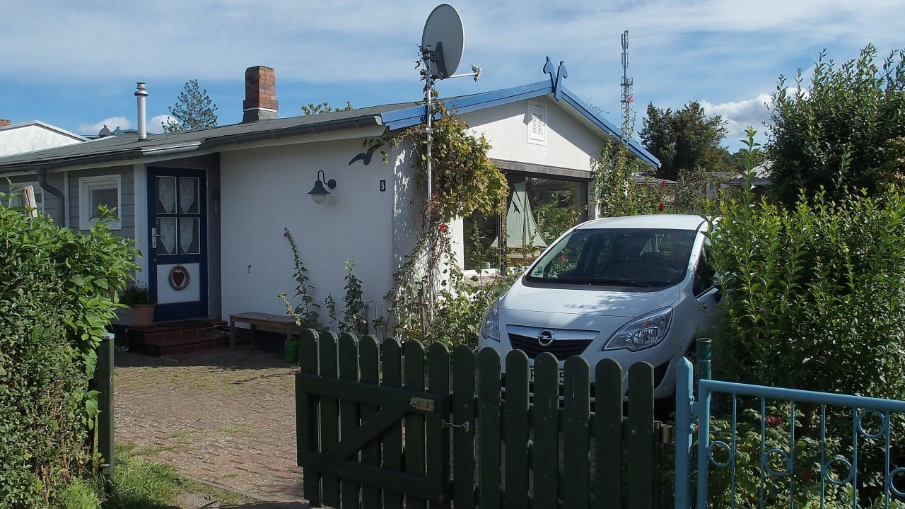 Blick auf Häuschen mit Garten Ferienhaus Sanddorn
