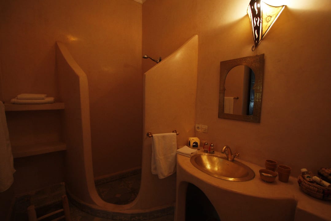 Salle de douche de la chambre Ganga en tadelakt Riad Dar Zampa