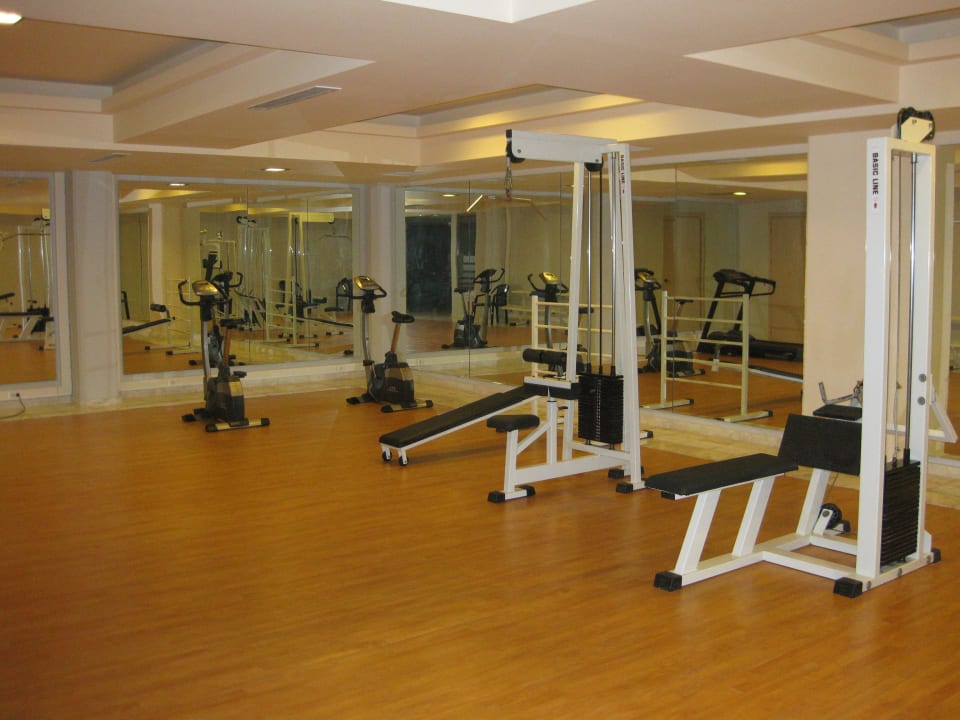 Fitnessraum mit wenig Geräten Kresten Palace Hotel