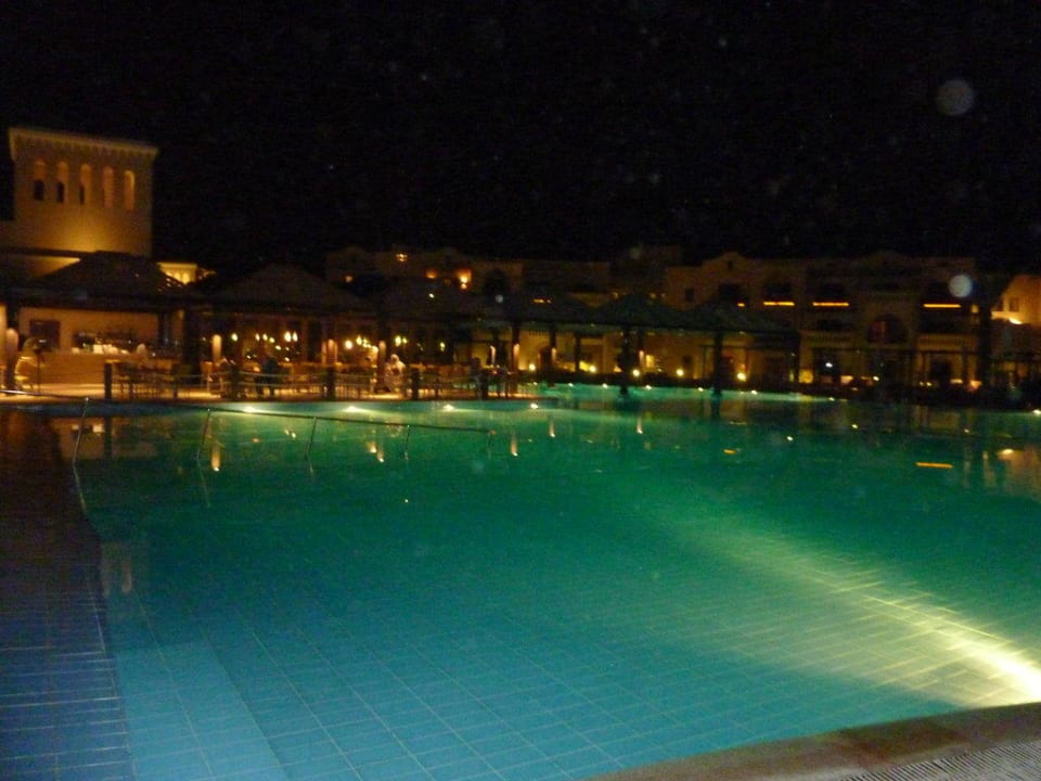 Pool bei Nacht Miramar Al Aqah Beach Resort
