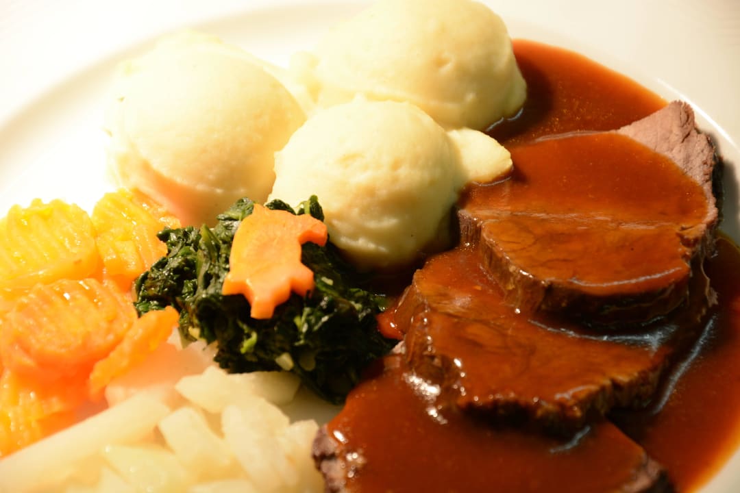Sauerbraten mit Kartoffelstock und Gemüse Berghotel Oeschinensee