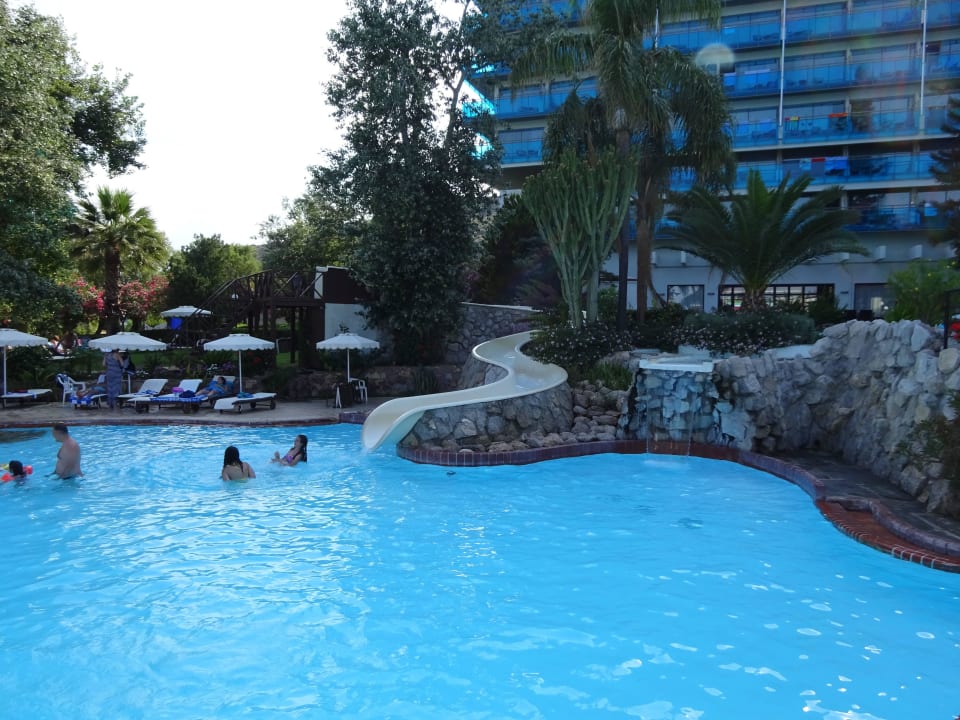 Pool-Anlage mit Wasserrutsche Hotel Calypso Beach