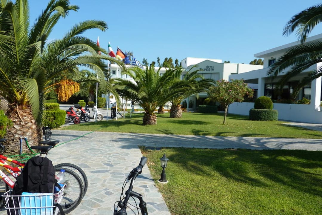 Esperia main entrance & parking Hotel Esperia