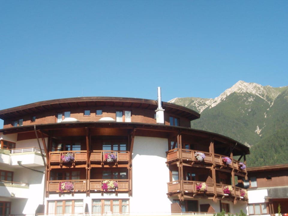 Von unser Terrasse das Hotel Hotel Alpenkönig Tirol
