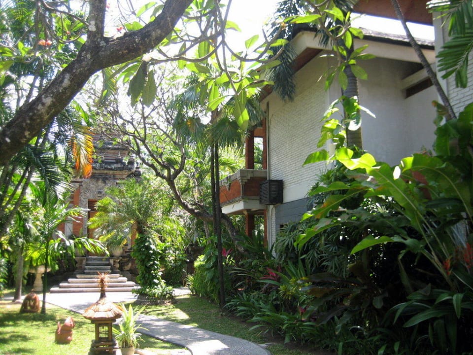 Viele tolle Pflanzen Bali Mandira Beach Resort & Spa