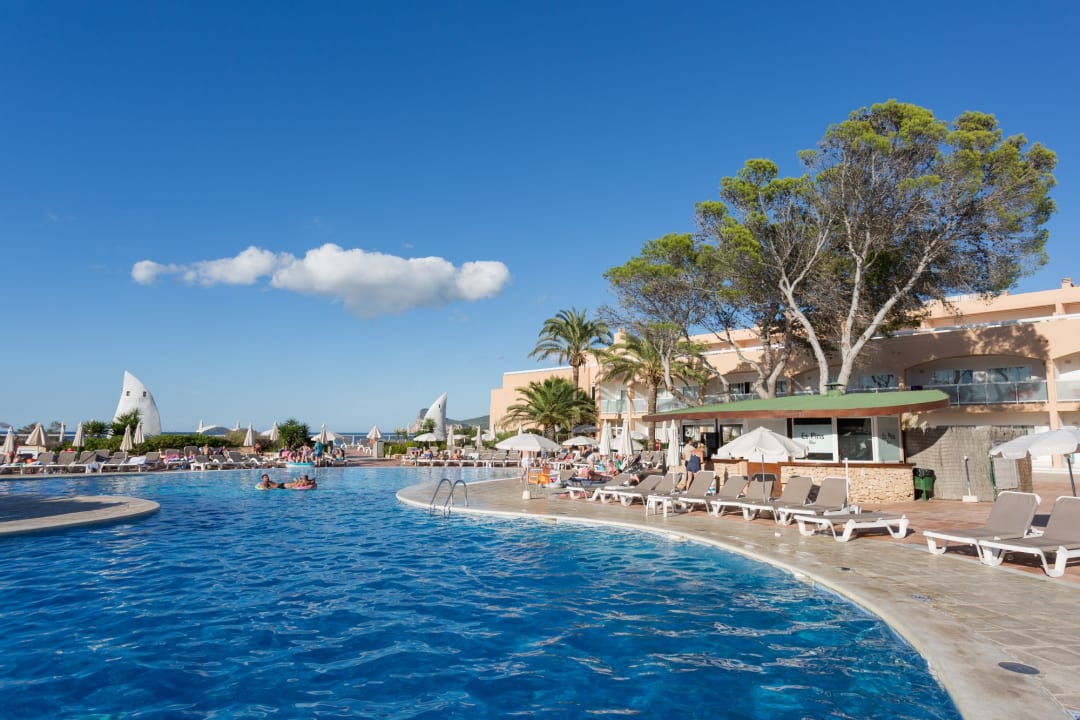 Pool Sirenis Seaview Country Club