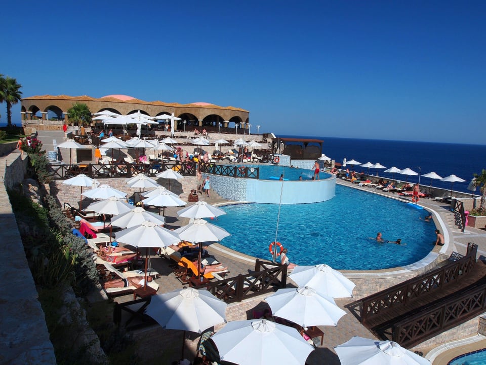 Basen przy restauracji Athena Hotel Kalithea Horizon Royal