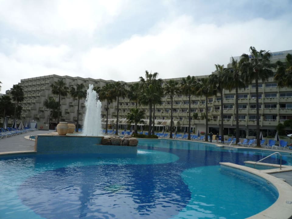 Pool mit Hotel im Hintergrund Hipotels Mediterraneo