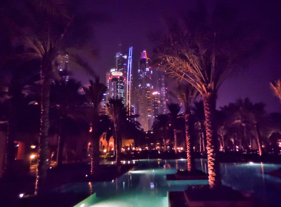Pool bei Nacht mit Blick auf angrenzende Gebäude One&Only Royal Mirage Resort Dubai at Jumeirah Beach