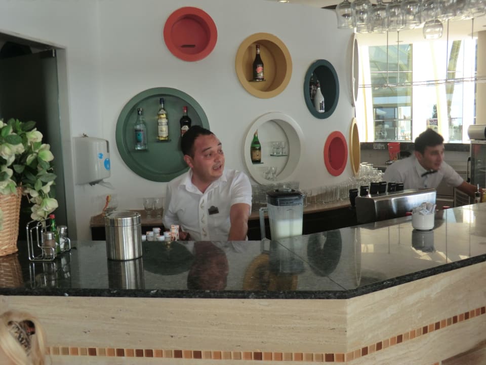 Ahmet und Kollege. Immer fleissig Sunrise Queen Luxury Hotel