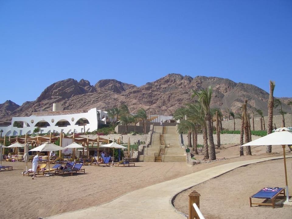 Blick vom Strand zum Resort Retac Qunay Dahab Resort and Spa