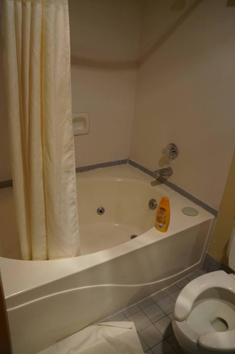 Badezimmer mit Duschwanne und Toilette Rodeway Inn & Suites Blanding