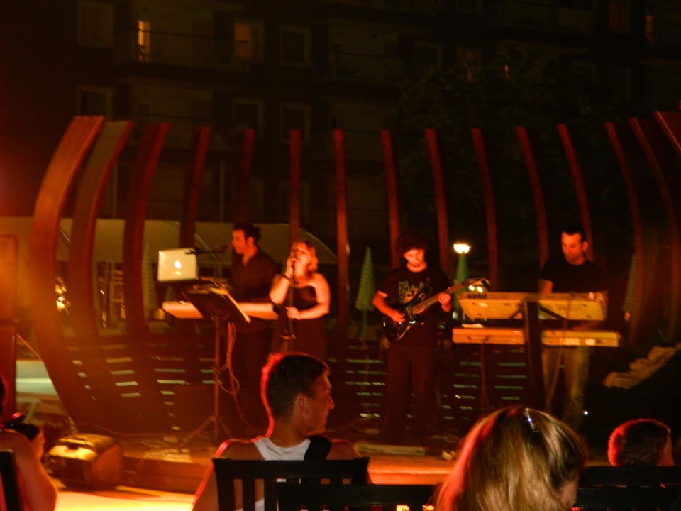 Концерт около бара Marvida Family Eco