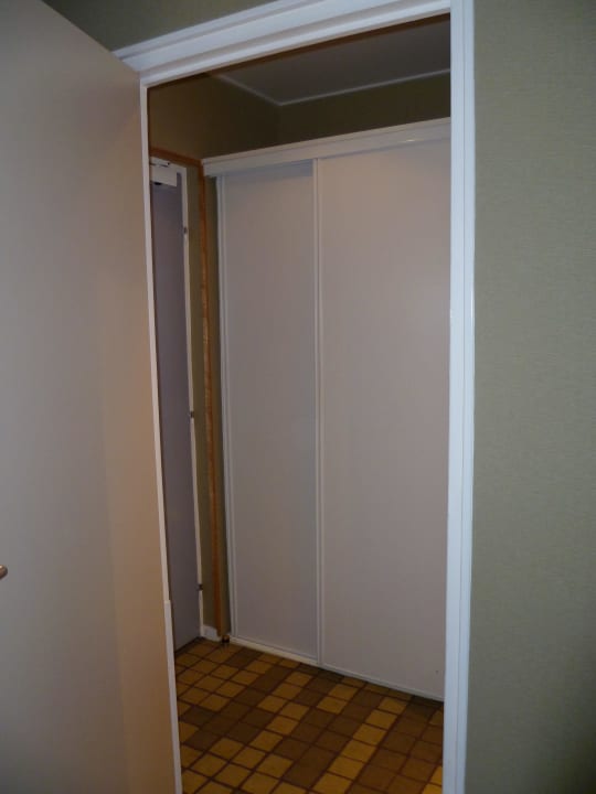 Kleiderschrank Hotel des Arts Montmatre