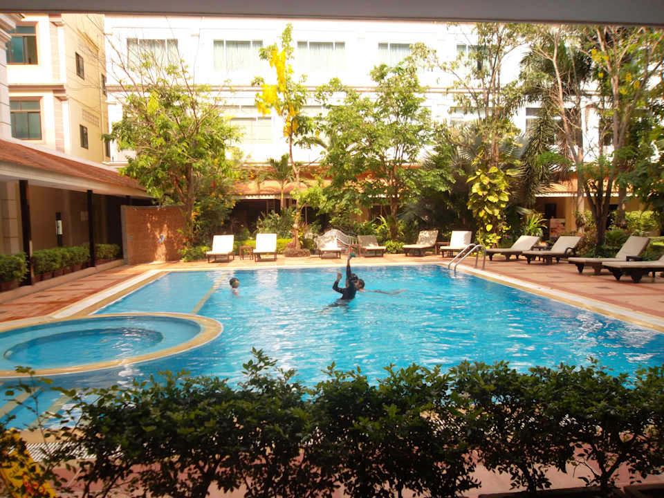 Бассейн Hotel Angkor Riviera