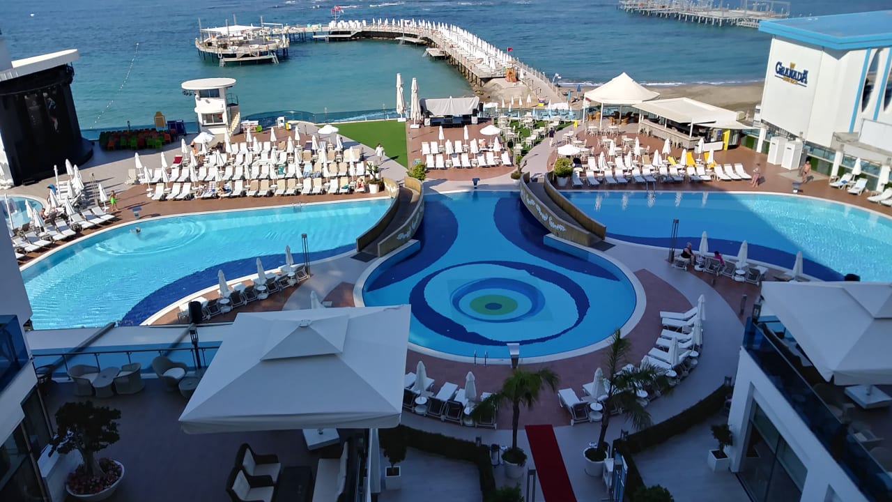 Azura Deluxe Resort & Spa Hotel