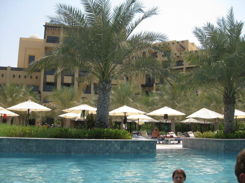 Pool mit Blick auf das Hotel Rixos Al Mairid Ras Al Khaimah