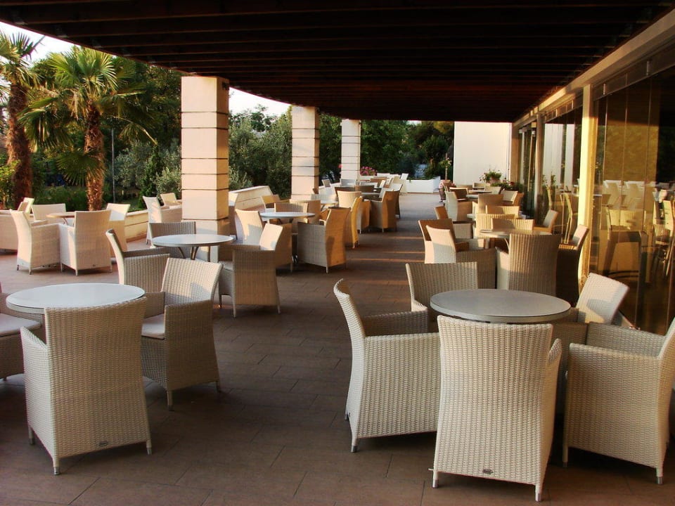 Aussenbereich des Restaurants Olympian Bay Grand Resort